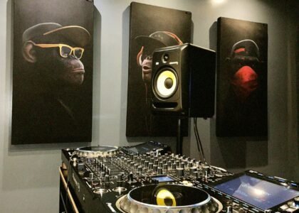 Por dentro de um estúdio de produção musical