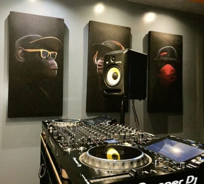 Por dentro de um estúdio de produção musical