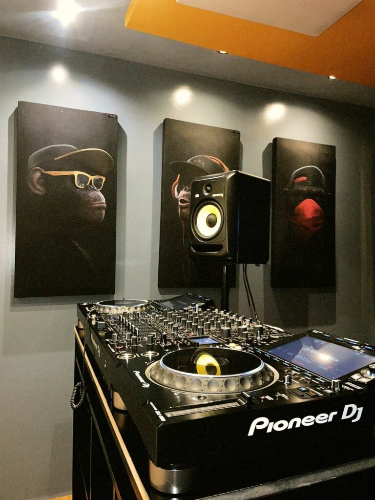 Por dentro de um estúdio de produção musical